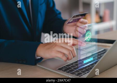 Kreditkarten- und digitales Online-Zahlungskonzept. Geschäftsleute nutzen Online-Zahlung per Kreditkarte, digitales Bankkonto, Technologie Online-Banking-App, Finan Stockfoto
