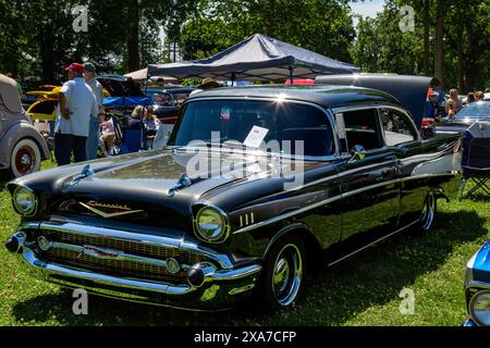 Ein klassischer schwarzer Chevrolet Bel Air aus dem Jahr 1957 auf den DeKalb County Fairgrounds in Auburn, Indiana, USA. Stockfoto