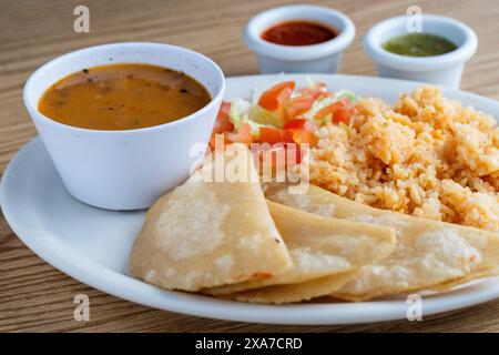 Tacos mit verschiedenen Belägen und Saucen an der Seite Stockfoto