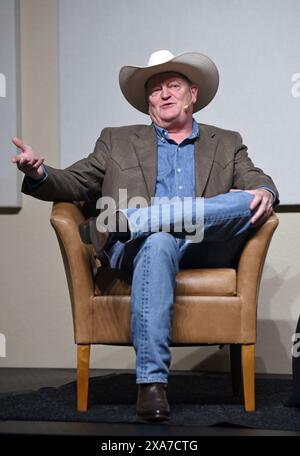 Juni 2024. Craig Johnson bei einem öffentlichen Auftritt für Conversation and Book Signing Autor Craig Johnson, Booth Western Art Museum, Cartersville, GA, 04. Juni 2024. Quelle: Derek Storm/Everett Collection/Alamy Live News Stockfoto