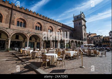 Café Restaurant an der Piazza delle Erbe, Stadt Mantua, Provinz Mantua, Mantova, am Fluss Mincio, Lombardei, Italien, Europa Stockfoto