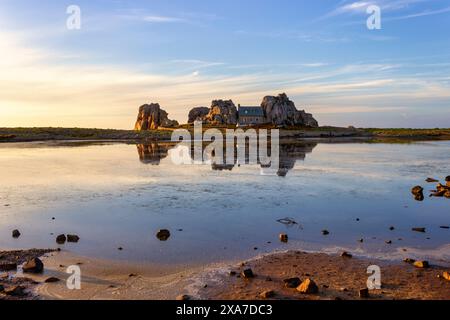 Das Haus zwischen den Felsen, Le gouffre, Plougrescant, Côtes-d'Armor, Frankreich Stockfoto