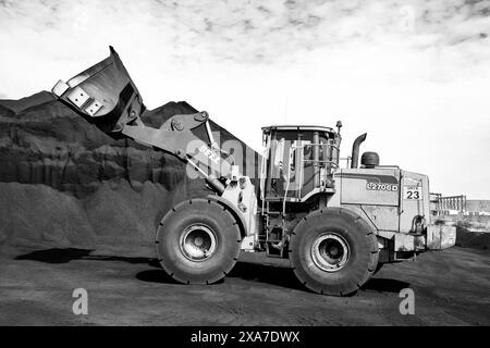 Eine monochrome Szene des Manganbergbaus und der Maschinen in Johannesburg, Südafrika Stockfoto