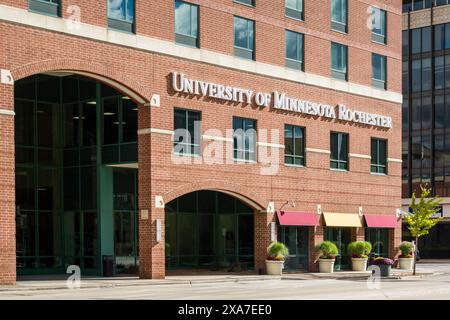 ROCHESTER, MN, USA - 21. OKTOBER 2023: Bürogebäude der University of Minnesot. Stockfoto