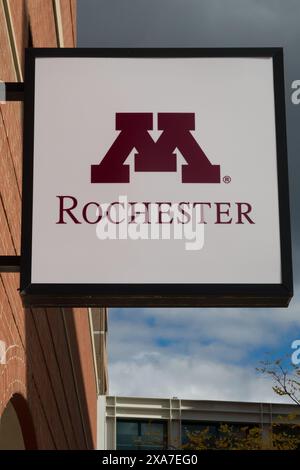 ROCHESTER, MN, USA - 21. OKTOBER 2023: Emblem der University of Minnesota am University Square. Stockfoto