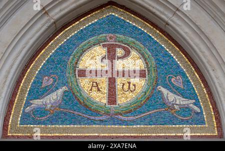 MAILAND, ITALIEN - 7. MÄRZ 2024: Das Mosaik von Chi-Rho - Jesus Christus Monogramm an der Fassade der Kirche Chiesa di Santa Maria del Suffragio Stockfoto