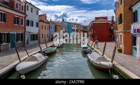 Kleine Boote, die auf dem Kanal neben farbenfrohen Gebäuden vertäut sind Stockfoto