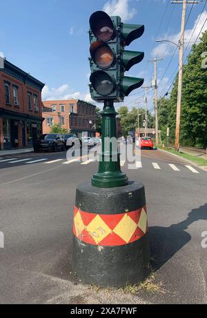 Eine Ampel mit rotem Signal in einer Vorstadt Stockfoto