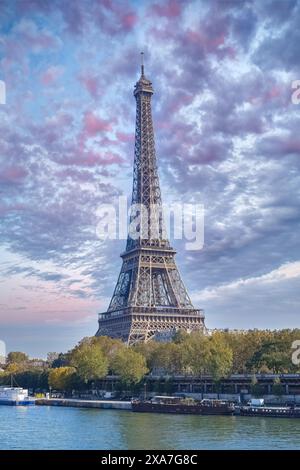 Paris, die Bir-Hakeim-Brücke auf der seine, mit dem Eiffelturm im Herbst Stockfoto