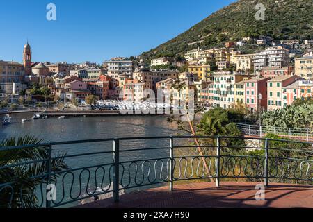 Blick auf die Uferlandschaft von Genova Nervi. Die Gebäude überblicken das Wasser und schaffen einen Kontrast zwischen Natur und Architektur Stockfoto