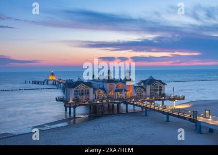 Sellin Pier bei Sonnenaufgang, Rügeninsel, Ostsee, Mecklenburg-Vorpommern, Deutschland Stockfoto