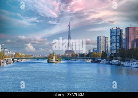Paris, die Grenelle-Brücke auf der seine mit der Freiheitsstatue und dem Eiffelturm im Hintergrund Stockfoto
