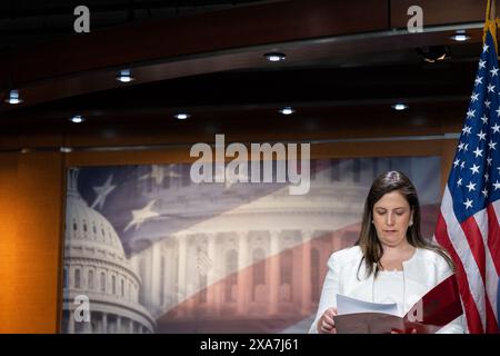 Die US-Repräsentantin Elise Stefanik (Republikanerin von New York) besuchte eine wöchentliche Pressekonferenz mit dem Sprecher des US-Repräsentantenhauses Mike Johnson (Republikaner von Louisiana) und anderen GOP-Führern nach einem Treffen im Kapitol am Dienstag, den 4. Juni 2024. Quelle: Annabelle Gordon/CNP /MediaPunch Stockfoto