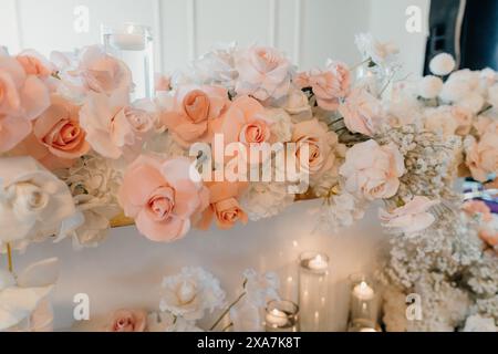 Eine große Blume schmückt einen Kaminsims Stockfoto