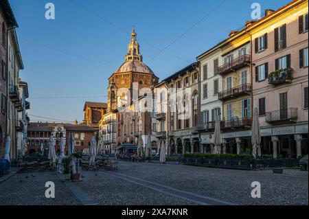 Kathedrale von Pavia an der Piazza della Vittoria, Stadt Pavia am Fluss Tessin, Provinz Pavia, Lombardei, Italien, Europa Stockfoto