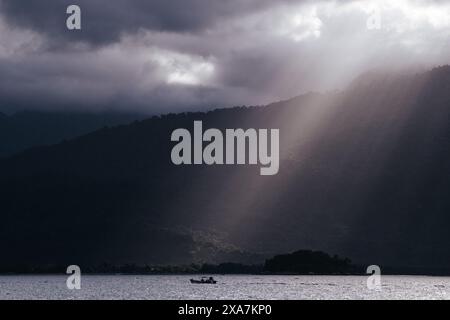 Rio De Janeiro, Brasilien. 31. Mai 2024. Ein Boot segelt im Meer in der Nähe des Ilha Grande State Park im brasilianischen Bundesstaat Rio de Janeiro, 31. Mai 2024. Paraty and Ilha Grande ist ein serielles Grundstück, das sechs Komponenten umfasst, darunter das Paraty Historic Center, Morro da Vila Velha, der Serra da Bocaina Nationalpark, der Ilha Grande State Park, das Praia do Sul Biological Reserve und das Umweltschutzgebiet von Kairo 2019 wurden Paraty und Ilha Grande in die Liste des UNESCO-Weltkulturerbes als gemischtes Kultur- und Naturerbe aufgenommen. Quelle: Wang Tiancong/Xinhua/Alamy Live News Stockfoto