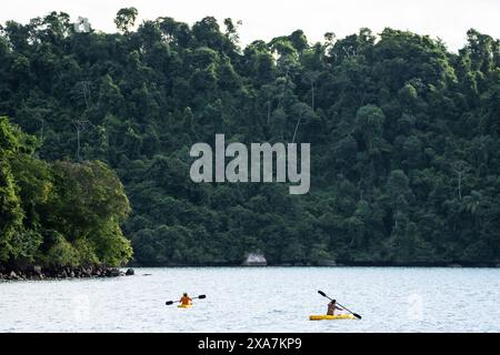 Rio De Janeiro, Brasilien. 31. Mai 2024. Im Naturschutzgebiet von Kairo im brasilianischen Bundesstaat Rio de Janeiro, 31. Mai 2024, fahren die Menschen mit Paddelbrettern. Paraty and Ilha Grande ist ein serielles Grundstück, das sechs Komponenten umfasst, darunter das Paraty Historic Center, Morro da Vila Velha, der Serra da Bocaina Nationalpark, der Ilha Grande State Park, das Praia do Sul Biological Reserve und das Umweltschutzgebiet von Kairo 2019 wurden Paraty und Ilha Grande in die Liste des UNESCO-Weltkulturerbes als gemischtes Kultur- und Naturerbe aufgenommen. Quelle: Wang Tiancong/Xinhua/Alamy Live News Stockfoto