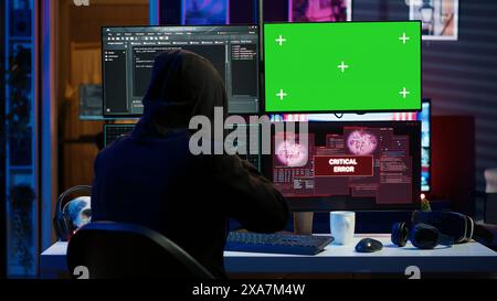 Unberechtigte Programmierer, die Firewalls mithilfe eines Green-Screen-PCs hacken und Angriffe von der Cybersicherheit ablehnen. Betrüger mit Modellmonitor sieht die Fehlermeldung Zugriff verweigert, während Betrug begangen wird, Kamera A Stockfoto