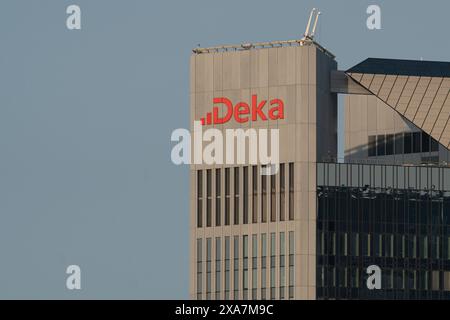 Oberer Teil des Trianon Hochhauses mit dem Deka Group Logo in Frankfurt Main, Deutschland Stockfoto