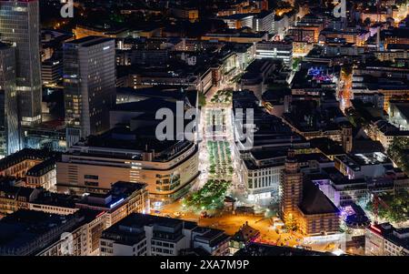 Ein Blick aus der Luft auf eine urbane Straße bei Nacht in einer modernen Stadt Stockfoto