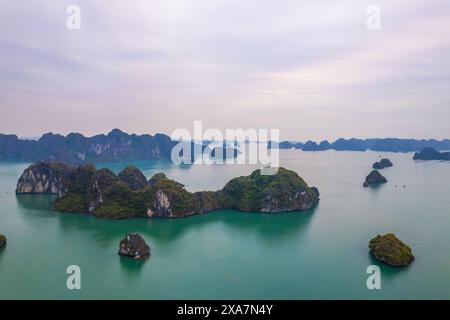 Ein Blick aus der Vogelperspektive auf eine Bucht, die von zahlreichen Inseln in Thailand umgeben ist Stockfoto