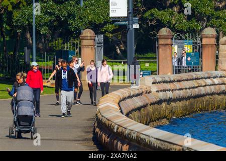 Der Spaziergang an der Meereswand am Mrs Macquarie's Point at Farm Cove und die Royal Botanic Gardens am Sydney Harbour in Sydney, Australien. Stockfoto