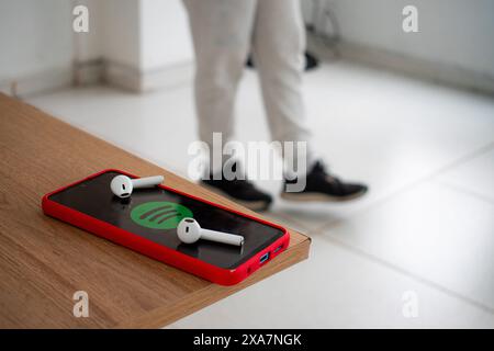 Smartphone steht draußen auf der Tischplatte Stockfoto