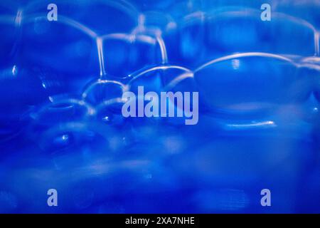 Eine Nahaufnahme blauer Seifenblasen Stockfoto