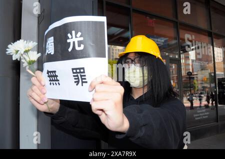 New York, USA. Juni 2024. New York, Usa. Juni 2024. Ein Demonstrant der anti-chinesischen Regierung hält ein Plakat hoch. Demonstranten versammelten sich in Manhattan, New York City, und verurteilten das harte Vorgehen der chinesischen Regierung gegen die Bürgerrechte in China. Die Kundgebung fand am 35. Jahrestag der Proteste auf dem Platz des Himmlischen Friedens 1989 statt. 1989 zerlegte das chinesische Militär gewaltsam eine pro-demokratische Demonstration auf dem Platz des Himmlischen Friedens. Jährlich am 4. Juni demonstrieren Demonstranten weltweit, um die Erinnerungen an die Proteste auf dem Platz des Himmlischen Friedens am Leben zu erhalten. Quelle: SOPA Images Limited/Alamy Live News Stockfoto