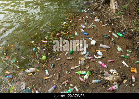 Plastikmüll, der an einer Küste aufgespült wurde. Stockfoto