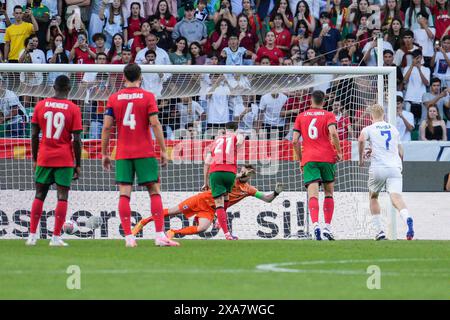 Lissabon, Portugal. Juni 2024. Nuno Mendes aus Portugal (L), Ruben Dias aus Portugal (L2), Diogo Jota aus Portugal (C), Torhüter Lukas Hradecky aus Finnland (C), Joao Palhinha aus Portugal (R2) und Matti Pelota aus Finnland (R) im Einsatz während des UEFA-Freundschaftsfußballspiels zwischen Portugal und Finnland im Estadio Jose Alvalade. Endpunktzahl: Portugal 4:2 Finnland Credit: SOPA Images Limited/Alamy Live News Stockfoto