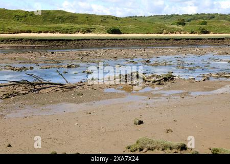 An der Mündung von Ogmore auf dem Seeweg, wo der Fluss Ogmore ins Meer mündet, wurden in diesem Gebiet bereits 1.000 illegal entsorgte Reifen im Laufe der Jahre entfernt. Stockfoto