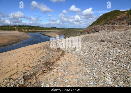 An der Mündung von Ogmore auf dem Seeweg, wo der Fluss Ogmore ins Meer mündet, wurden in diesem Gebiet bereits 1.000 illegal entsorgte Reifen im Laufe der Jahre entfernt. Stockfoto