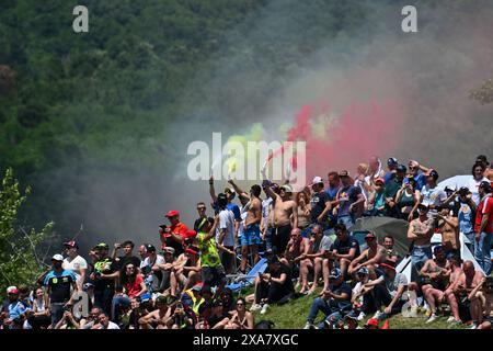 Mugello, Italien. Juni 2024. MotoGP-Fans beim Gran Premio d’Italia Brembo - Rennen, MotoGP-Weltmeisterschaft in Mugello, Italien, 02. Juni 2024 Credit: Independent Photo Agency/Alamy Live News Stockfoto