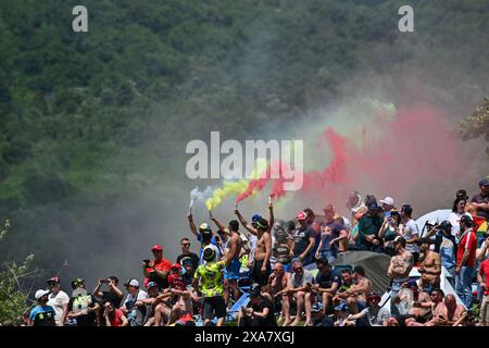 Mugello, Italien. Juni 2024. MotoGP-Fans beim Gran Premio d’Italia Brembo - Rennen, MotoGP-Weltmeisterschaft in Mugello, Italien, 02. Juni 2024 Credit: Independent Photo Agency/Alamy Live News Stockfoto