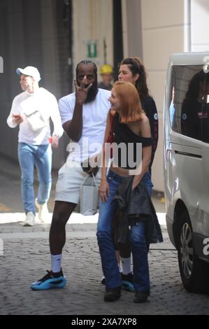 Mailand, . Juni 2024. Mailand, 06.04.2024 James Harden, NBA-Star der Los Angeles Clippers, schlendert mit Freunden durch die Straßen des Zentrums und schlendert in die Einkaufsmöglichkeiten, zuerst in Armani und dann in Audemars Piguet. Quelle: Unabhängige Fotoagentur/Alamy Live News Stockfoto