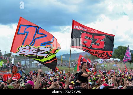 Mugello, Italien. Juni 2024. MotoGP-Fans beim Gran Premio d’Italia Brembo - Rennen, MotoGP-Weltmeisterschaft in Mugello, Italien, 02. Juni 2024 Credit: Independent Photo Agency/Alamy Live News Stockfoto