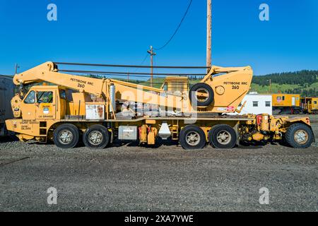 Der Wrackkran Pettibone 260 wird häufig zur Rettung entgleister Eisenbahnwagen eingesetzt und steht auf dem Bahnhofsgelände in La Grande, Oregon, USA Stockfoto