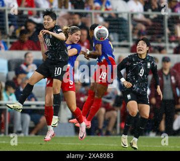 Saint Paul, Minnesota, USA. Juni 2024. Der koreanische Mittelfeldspieler JI SOYUN (10) springt gegen den US-amerikanischen Mittelfeldspieler KORBIN ALBERT (5) und den US-Verteidiger CRYSTAL DUNN (19), um den Ball bei einem Freundschaftsspiel am 4. Juni 2024 in St. Paul, Minnesota, zu führen. Die Vereinigten Staaten haben mit 3:0 gewonnen. (Kreditbild: © Scott Coleman/ZUMA Press Wire) NUR REDAKTIONELLE VERWENDUNG! Nicht für kommerzielle ZWECKE! Quelle: ZUMA Press, Inc./Alamy Live News Stockfoto