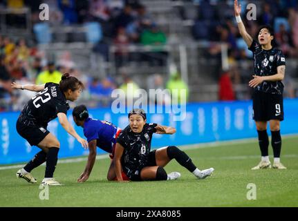 Saint Paul, Minnesota, USA. Juni 2024. Der koreanische Mittelfeldspieler LEE GEUMMIN (9) sucht nach einem Spiel, bei dem Teamkollege LEE GEUMMIN (9) und US-Verteidiger CRYSTAL DUNN (19) während eines Freundschaftsspiels am 4. Juni 2024 in St. Paul (Minnesota) auf den Rasen fielen. Die Vereinigten Staaten haben mit 3:0 gewonnen. (Kreditbild: © Scott Coleman/ZUMA Press Wire) NUR REDAKTIONELLE VERWENDUNG! Nicht für kommerzielle ZWECKE! Quelle: ZUMA Press, Inc./Alamy Live News Stockfoto