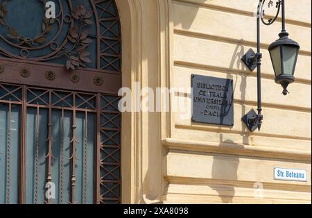 Bukarest, Rumänien. Mai 2024. Außenansicht des zentralen Universitätsbibliotheksgebäudes im Stadtzentrum Stockfoto