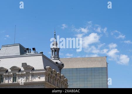 Bukarest, Rumänien. Mai 2024. Kontrast von Alt- und Neubauten in der Innenstadt Stockfoto