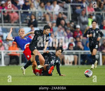 Saint Paul, Minnesota, USA. Juni 2024. US-Mittelfeldspieler LINDSEY HORAN (10) geht nach einem Kontakt mit dem koreanischen Mittelfeldspieler JI SOYUN (10) und dem Mittelfeldspieler JEON EUN-HA (14) am 4. Juni 2024 in St. Paul, Minnesota, ins Rasen. Die Vereinigten Staaten haben mit 3:0 gewonnen. (Kreditbild: © Scott Coleman/ZUMA Press Wire) NUR REDAKTIONELLE VERWENDUNG! Nicht für kommerzielle ZWECKE! Quelle: ZUMA Press, Inc./Alamy Live News Stockfoto