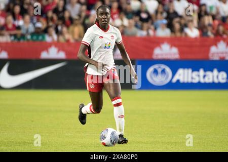 Toronto, Ontario, Kanada. Juni 2024. Simi Awujo #13 von Kanada in Aktion während eines internationalen Freundschaftsspiels auf dem BMO Field am 4. Juni 2024 in Toronto, Ontario, Kanada. Das Spiel endete mit 1:1. Quelle: ZUMA Press, Inc./Alamy Live News Stockfoto