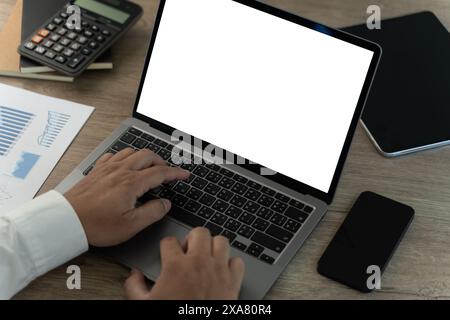 Nahaufnahme von männlichen Händen und Laptop mit Verwendung eines Büro- und Kopierraumes Nahaufnahme eines Mock-up-Bildschirms Stockfoto