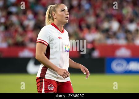 Toronto, Ontario, Kanada. Juni 2024. Adriana Leon #19 (L) aus Kanada im Einsatz während eines internationalen Freundschaftsspiels am 4. Juni 2024 im BMO Field in Toronto, Ontario, Kanada. Das Spiel endete mit 1:1. Quelle: ZUMA Press, Inc./Alamy Live News Stockfoto