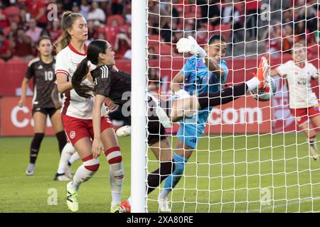 Toronto, Ontario, Kanada. Juni 2024. Esthefanny Barreras #21 aus Mexiko (R) verhindert nicht, dass der Ball beim Internationalen Freundschaftsspiel am 4. Juni 2024 im BMO Field in Toronto, Ontario, Kanada, ins Netz geht. Das Spiel endete mit 1:1. Quelle: ZUMA Press, Inc./Alamy Live News Stockfoto