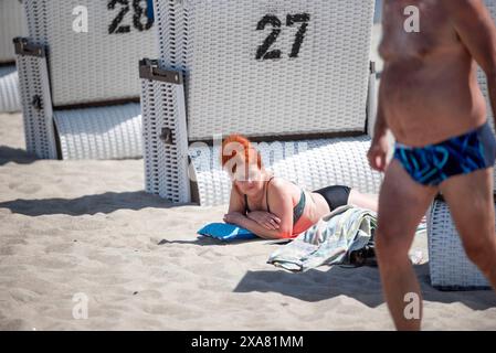 Sommerstart in Zinnowitz auf der Insel Usedom, mit Strandkörben und Urlaubern, Mecklenburg-Vorpommern. Zinnowitz *** Sommerstart in Zinnowitz auf der Insel Usedom, mit Liegestühlen und Urlaubern, Mecklenburg-Vorpommern Zinnowitz Copyright: FrankxHormannx/xnordlicht Stockfoto