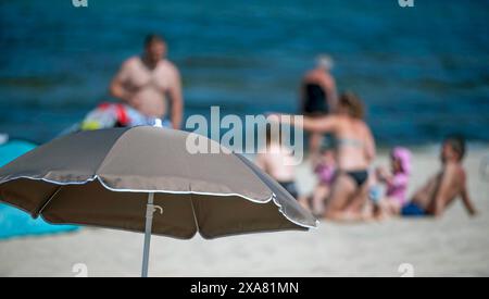 Sommerstart in Zinnowitz auf der Insel Usedom, mit Strandkörben und Urlaubern, Mecklenburg-Vorpommern. Zinnowitz *** Sommerstart in Zinnowitz auf der Insel Usedom, mit Liegestühlen und Urlaubern, Mecklenburg-Vorpommern Zinnowitz Copyright: FrankxHormannx/xnordlicht Stockfoto