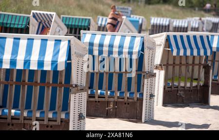 Sommerstart in Zinnowitz auf der Insel Usedom, mit Strandkörben und Urlaubern, Mecklenburg-Vorpommern. Zinnowitz *** Sommerstart in Zinnowitz auf der Insel Usedom, mit Liegestühlen und Urlaubern, Mecklenburg-Vorpommern Zinnowitz Copyright: FrankxHormannx/xnordlicht Stockfoto